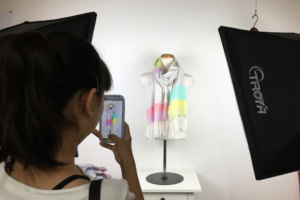 今治市玉川町の、工房織座ワークショップ、ストール完成し撮影会の様子