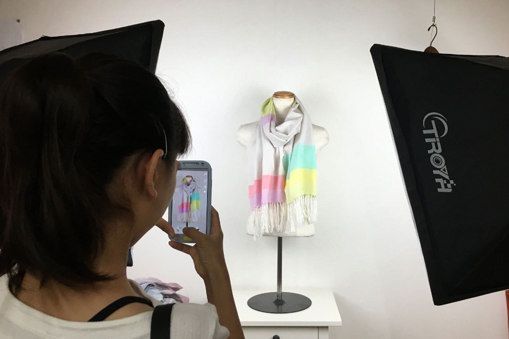 今治市玉川町の、工房織座ワークショップ、ストール完成し撮影会の様子
