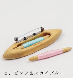 糸が替えられるシャトルブローチ裏向けた画像