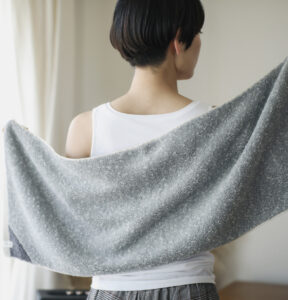 CUON:E　ｸｵﾝｲｰ　サファイス　ラージフェイスタオル　人物使用画像