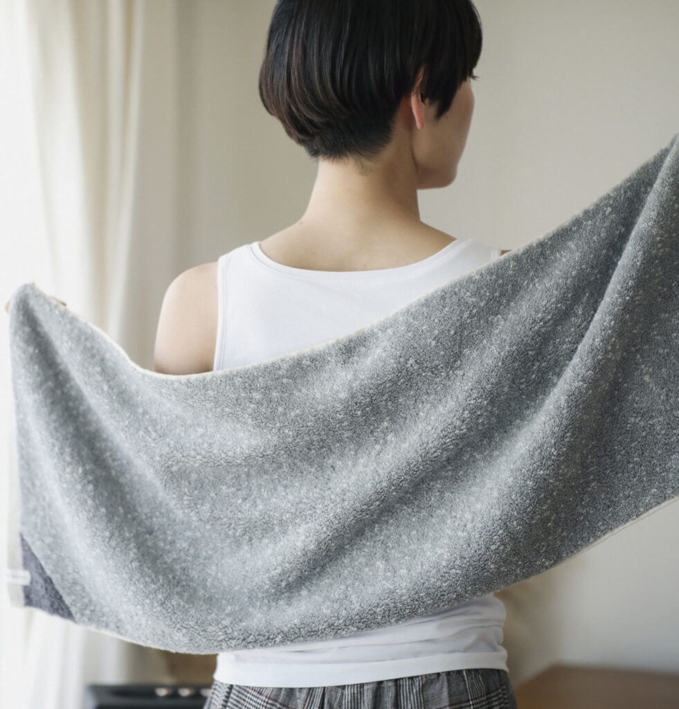 CUON:E　ｸｵﾝｲｰ　サファイス　ラージフェイスタオル　人物使用画像