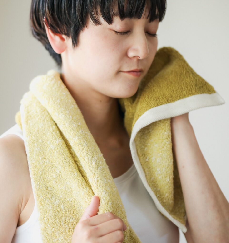 CUON:E　ｸｵﾝｲｰ　サファイス　ラージフェイスタオル　人物使用画像