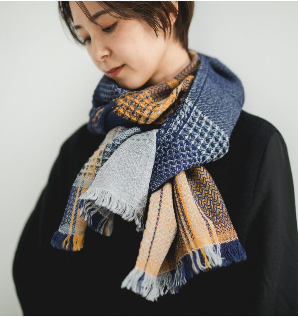 ウールかわり織りマフラー 女性着用画像