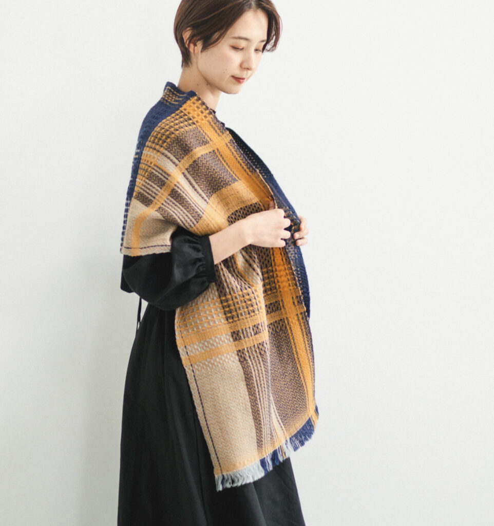 ウールかわり織りマフラー 女性着用画像