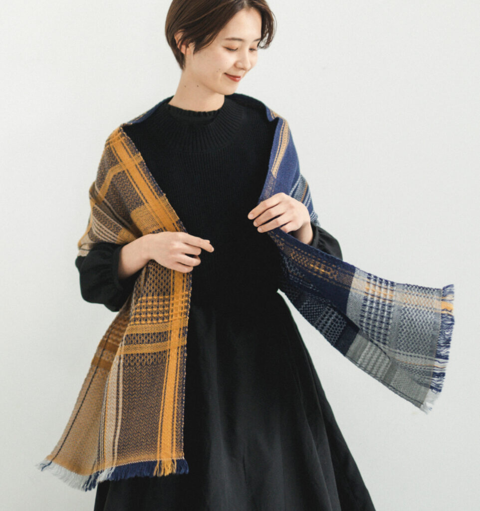 ウールかわり織りマフラー 女性着用画像
