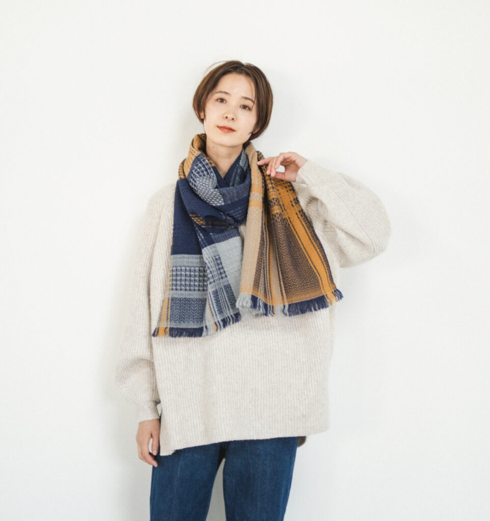 ウールかわり織りマフラー 女性着用画像