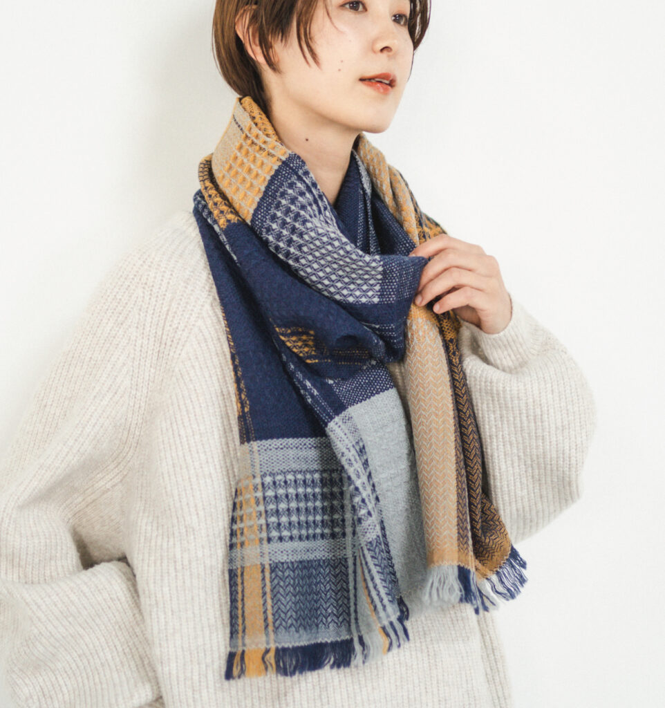 ウールかわり織りマフラー 女性着用画像