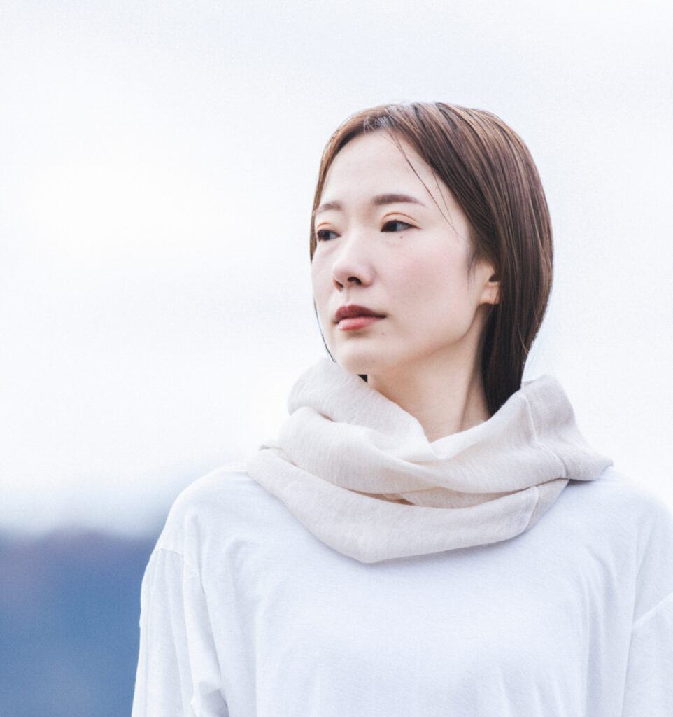 NECKABLE　パーカースヌード　ベージュ　人物着用画像