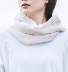 NECKABLE　パーカースヌード　ベージュ　人物着用画像