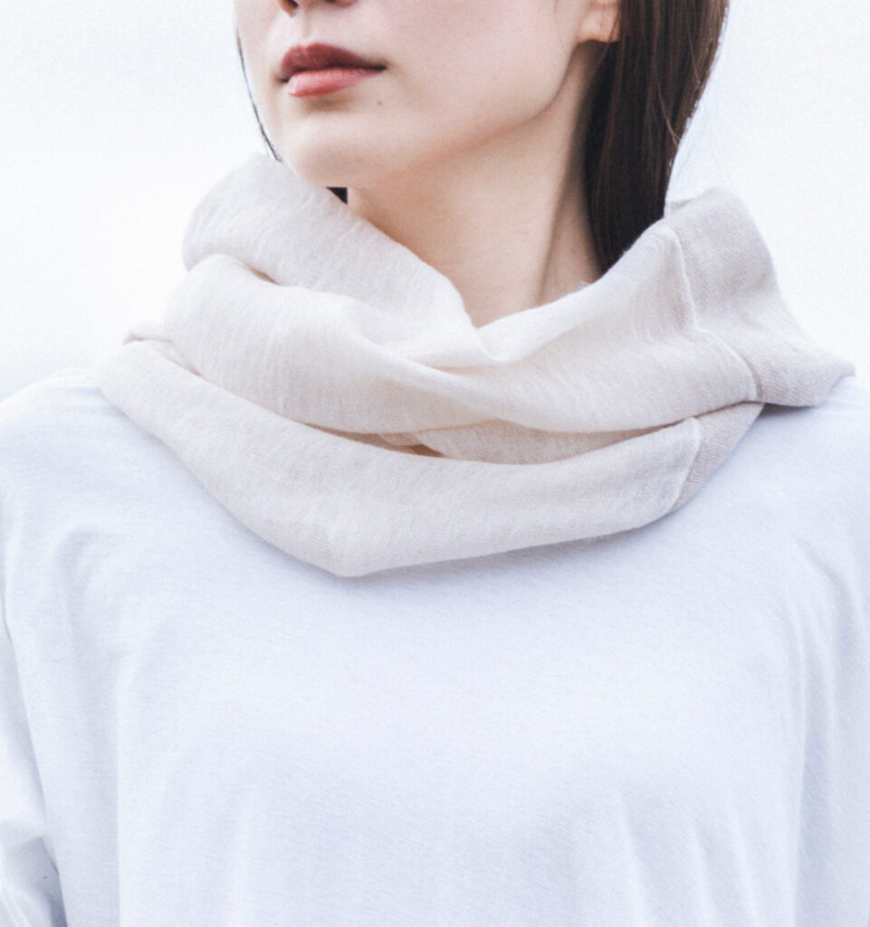 NECKABLE　パーカースヌード　ベージュ　人物着用画像