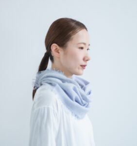 NECKABLE パーカースヌード ライトブルー 人物着用画像