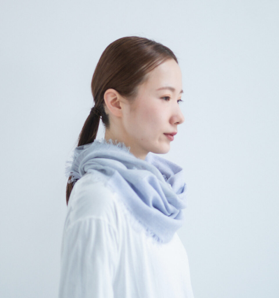 NECKABLE パーカースヌード ライトブルー 人物着用画像