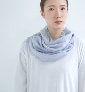 NECKABLE パーカースヌード ベージュ 人物着用画像