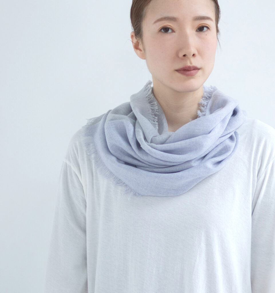 NECKABLE パーカースヌード ベージュ 人物着用画像