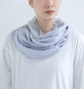 NECKABLE パーカースヌード ベージュ 人物着用画像