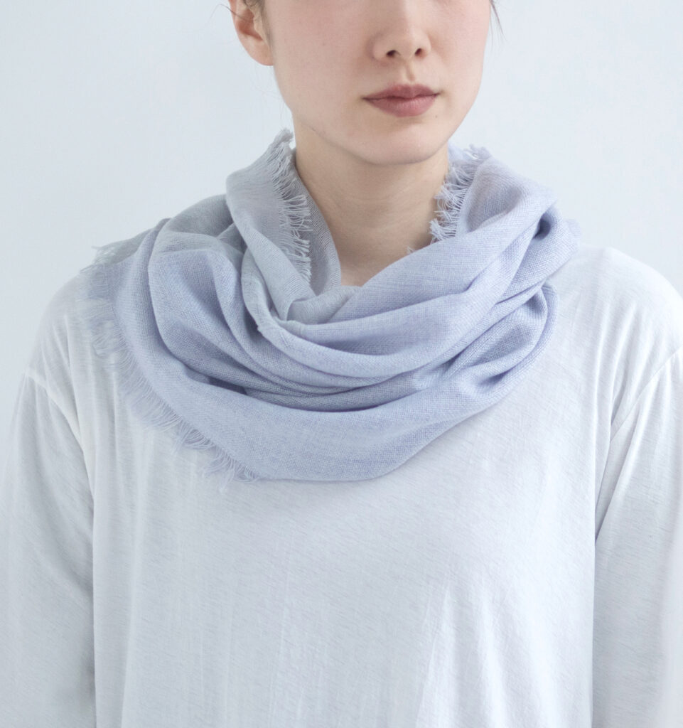 NECKABLE　パーカースヌード　ベージュ　人物着用画像