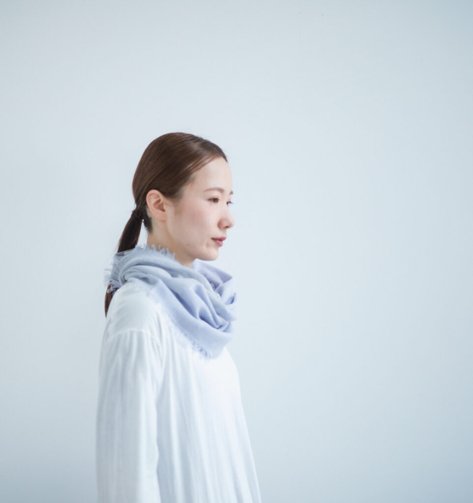 NECKABLE パーカースヌード ベージュ 人物着用画像