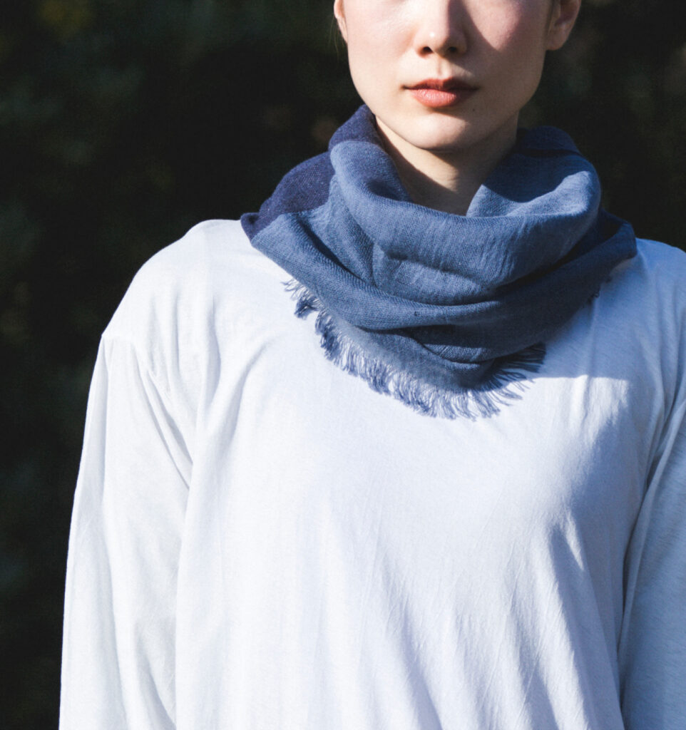 NECKABLE パーカースヌード インディゴ 人物着用画像