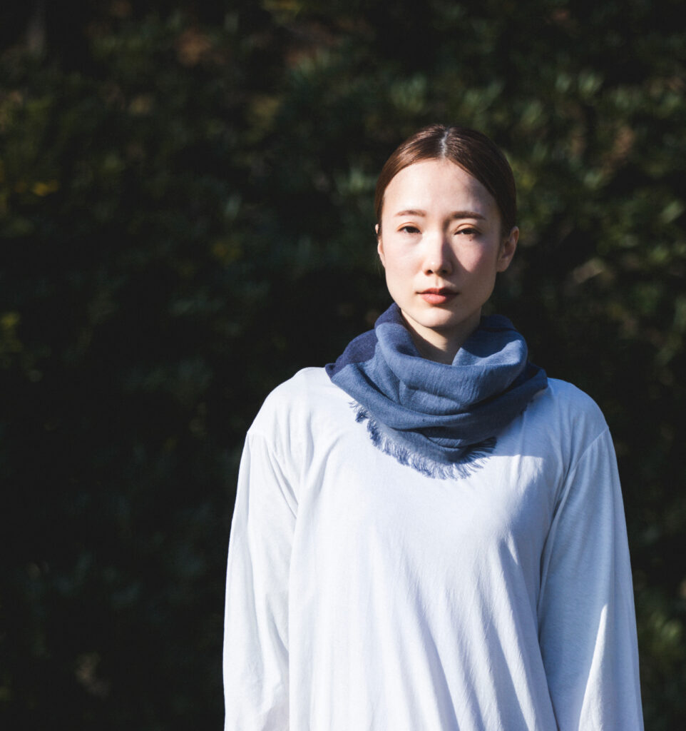 NECKABLE パーカースヌード ベージュ 人物着用画像