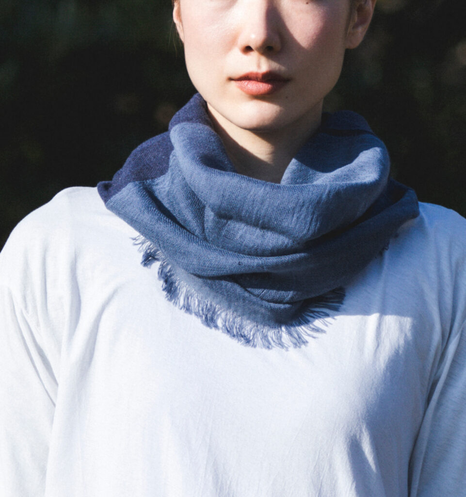 NECKABLE パーカースヌード ベージュ 人物着用画像
