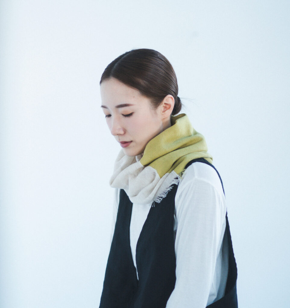 NECKABLE パーカースヌード ライムグリーン 人物着用画像