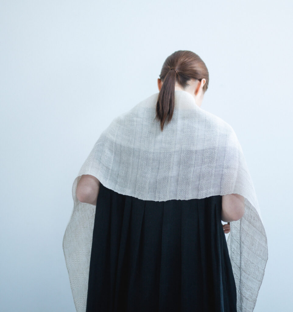 KAWARI リネンストール エクリュホワイト 着用画像