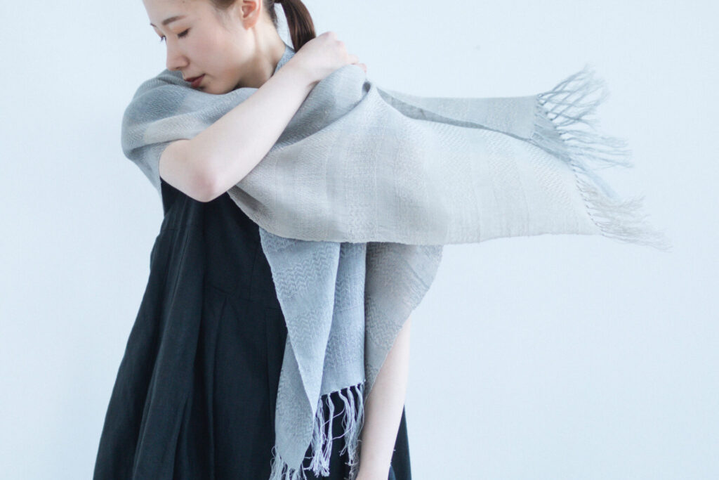 KAWARI リネンストール　グレージュ　着用画像
