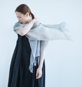 KAWARI リネンストール　グレージュ　着用画像