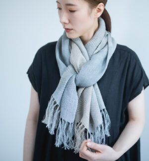 KAWARI リネンストール　グレージュ　着用画像