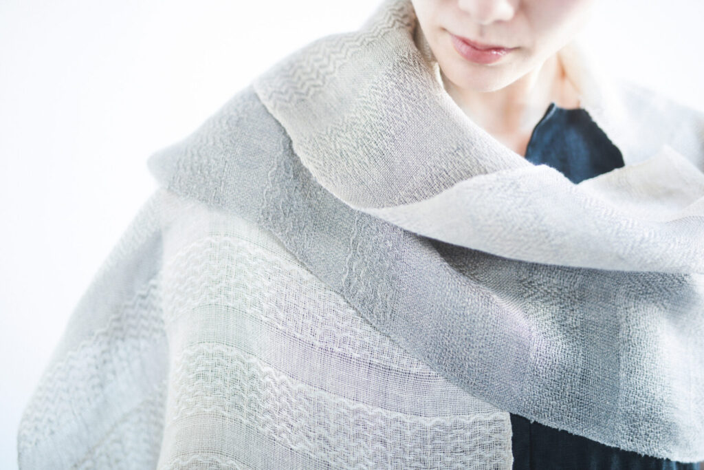 KAWARI リネンストール ベージュ 着用画像