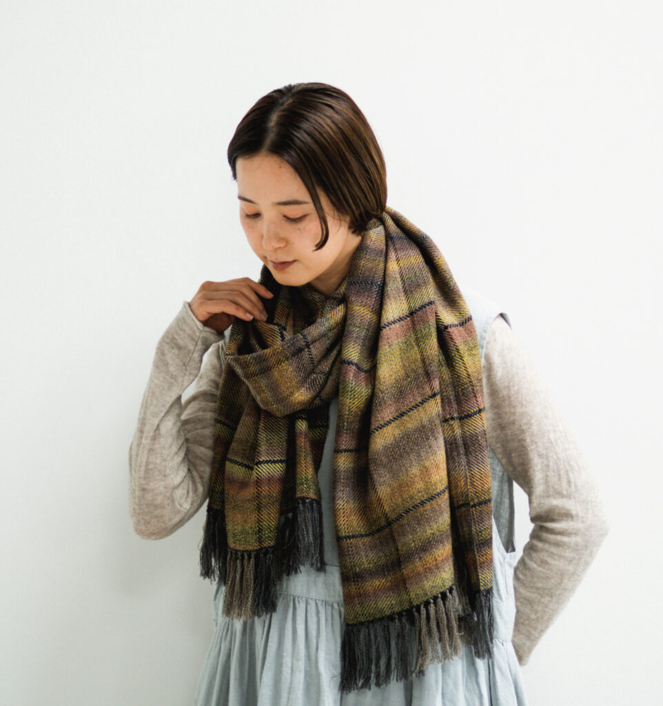 AYAウールかすりチェックショール着用画像
