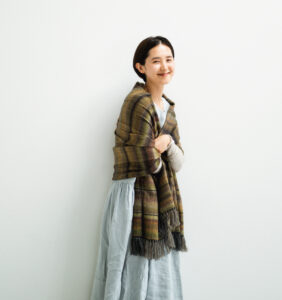 AYAウールかすりチェックショール着用画像
