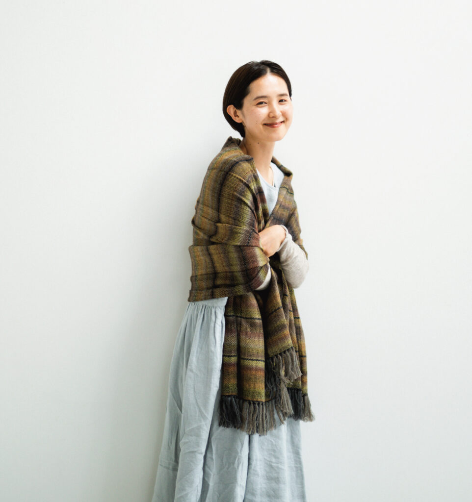 AYAウールかすりチェックショール着用画像