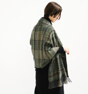 AYAウールかすりチェックショール着用画像