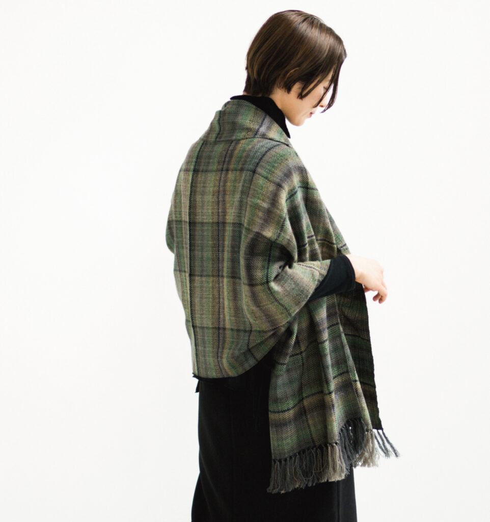AYAウールかすりチェックショール着用画像