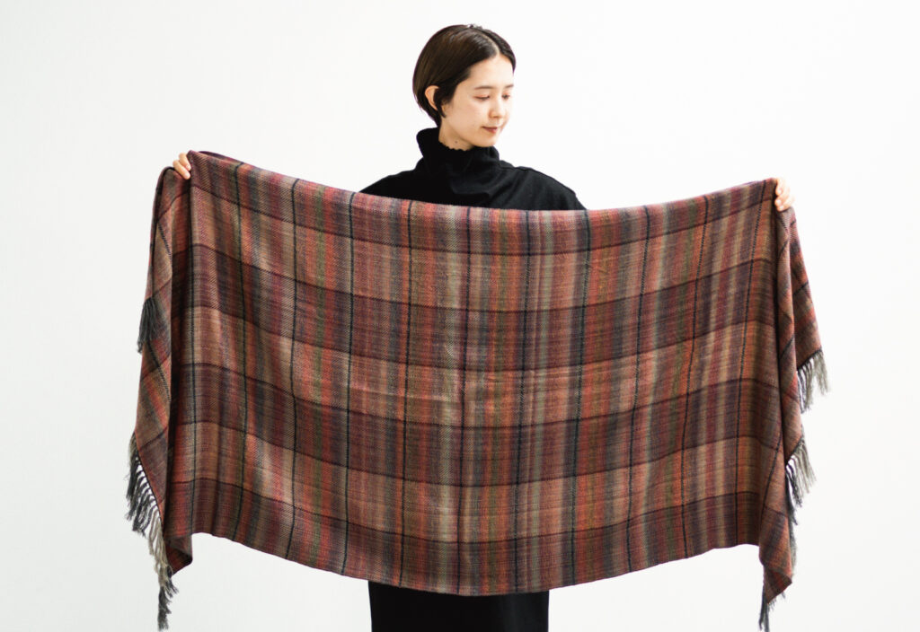AYAウールかすりチェックショール着用画像