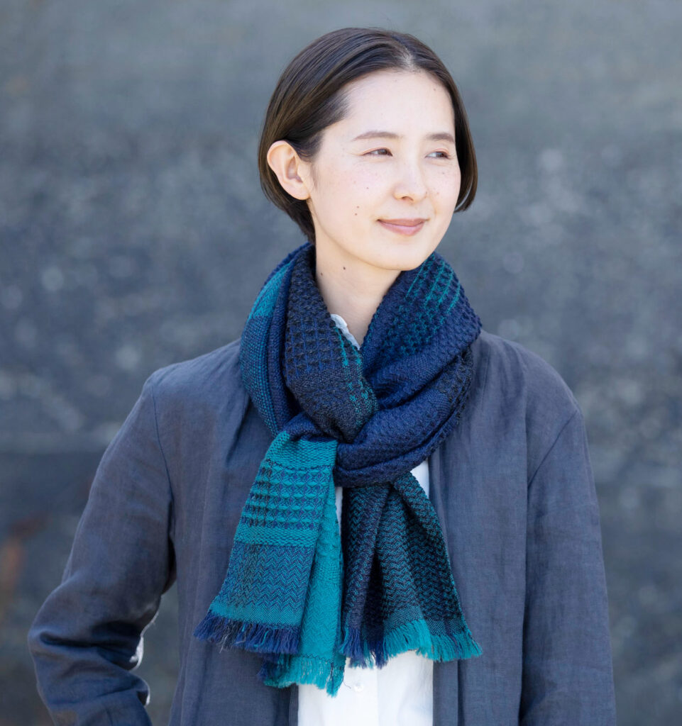 kawari　かわり織り　ウールマフラーN　着用画像