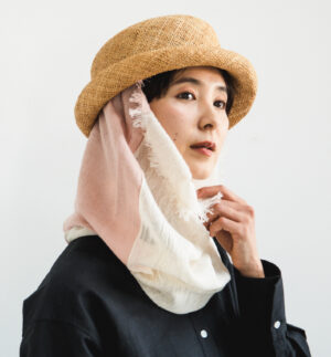 NECKABLE パーカースヌード 巻いた様子