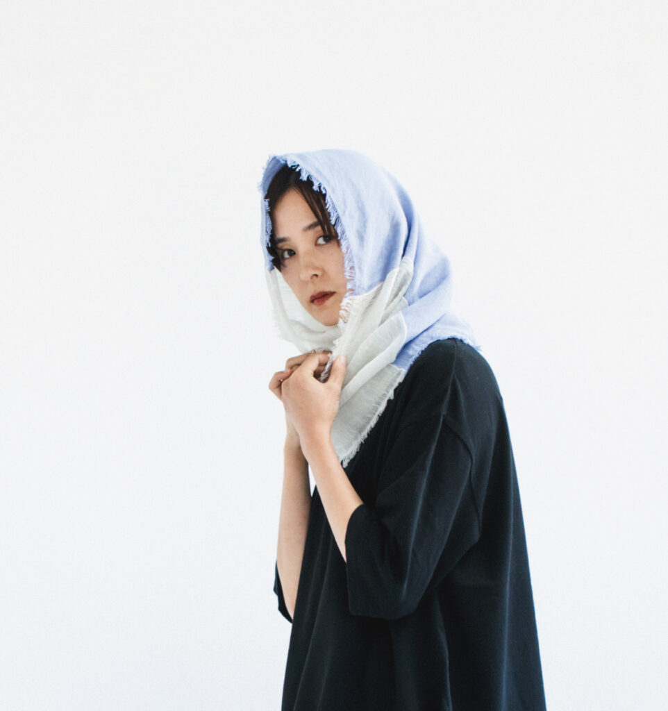 NECKABLE パーカースヌード 巻いた様子