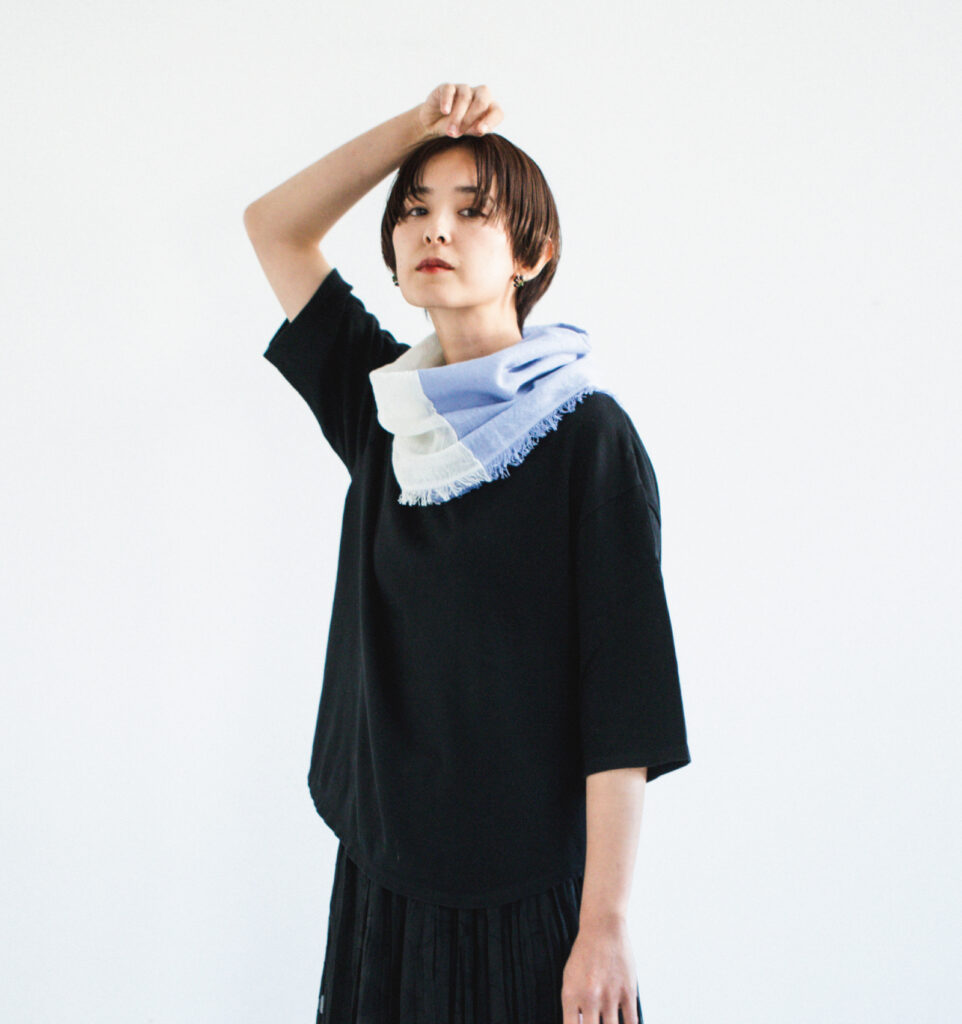 NECKABLE パーカースヌード 巻いた様子