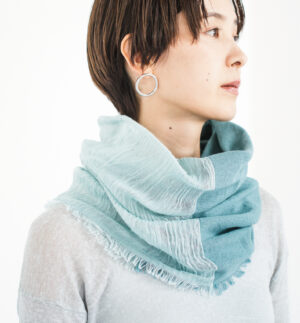 NECKABLE パーカースヌード 巻いた様子