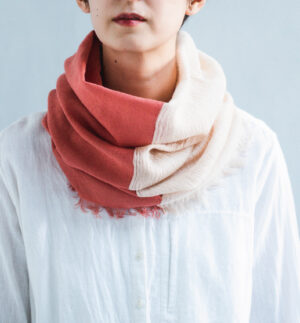 NECKABLE パーカースヌード 巻いた様子