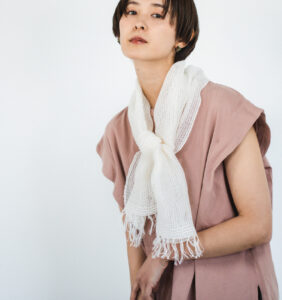 MOJIRIラミー＆オーガニック　ショートマフラー　アイボリー　白　女性が巻いた様子
