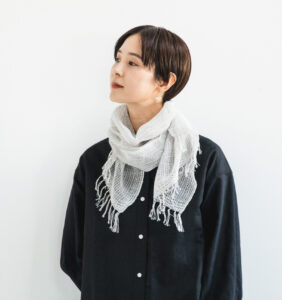MOJIRIラミー&オーガニック ショートマフラー 巻いた様子