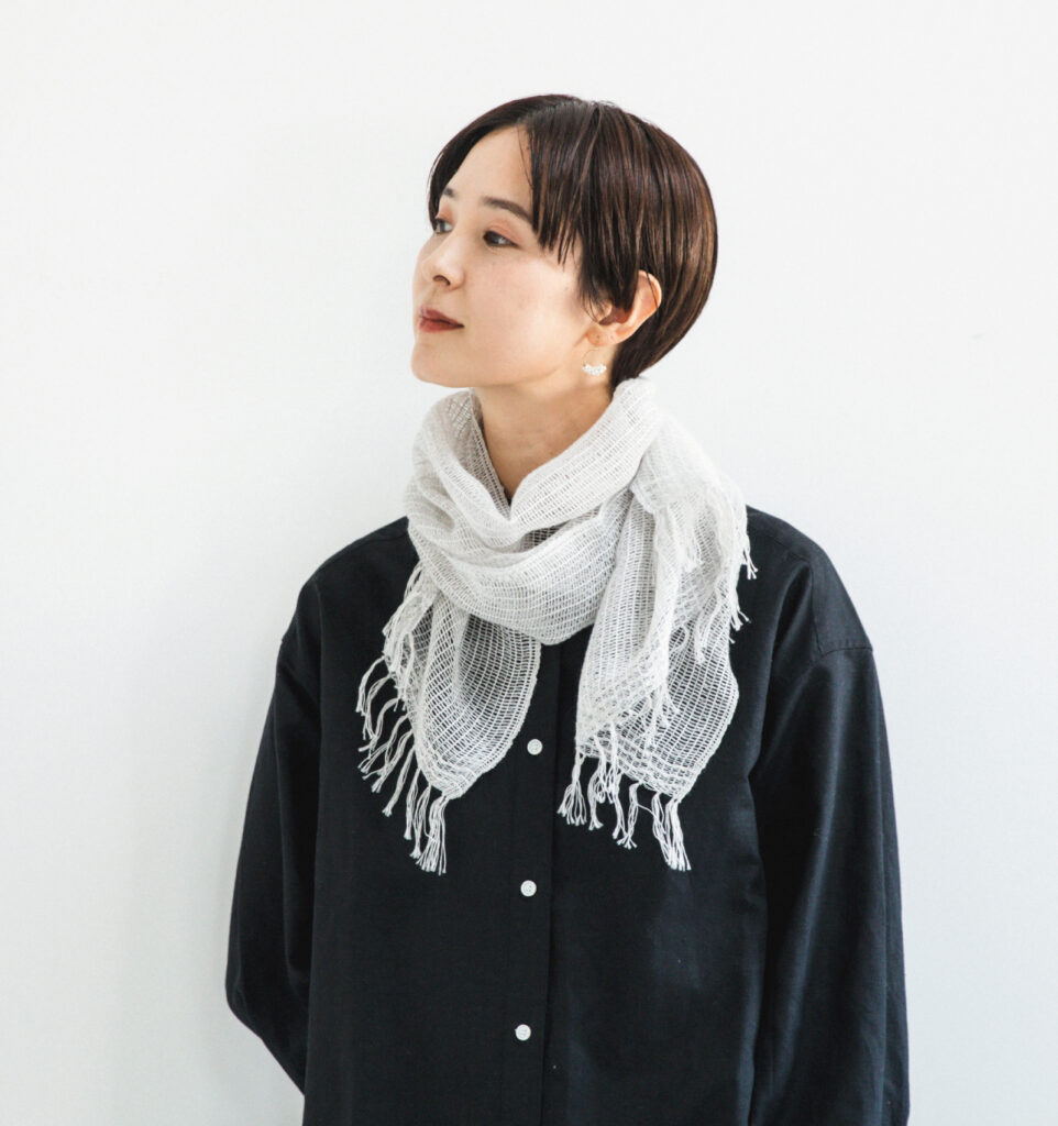 MOJIRIラミー&オーガニック ショートマフラー 巻いた様子