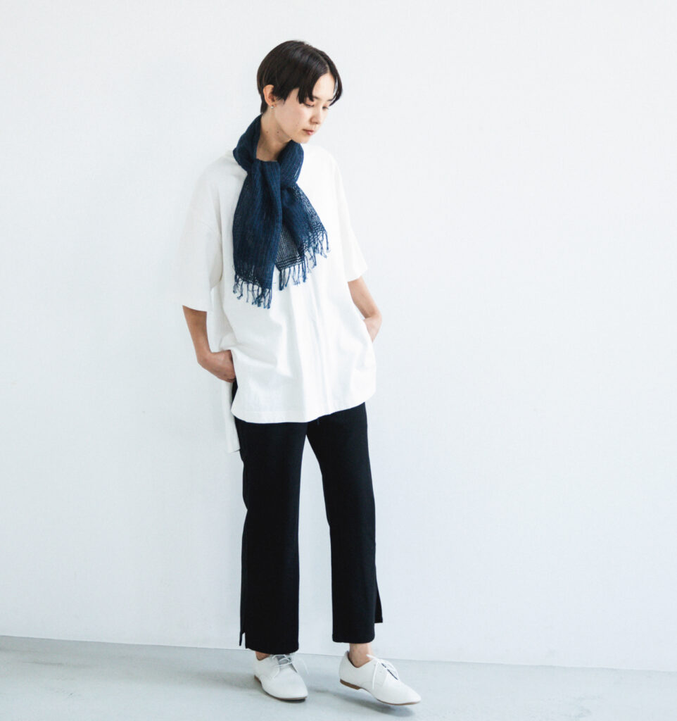 MOJIRIラミー＆オーガニック　ショートマフラー　インディゴ　女性巻いた様子　全身