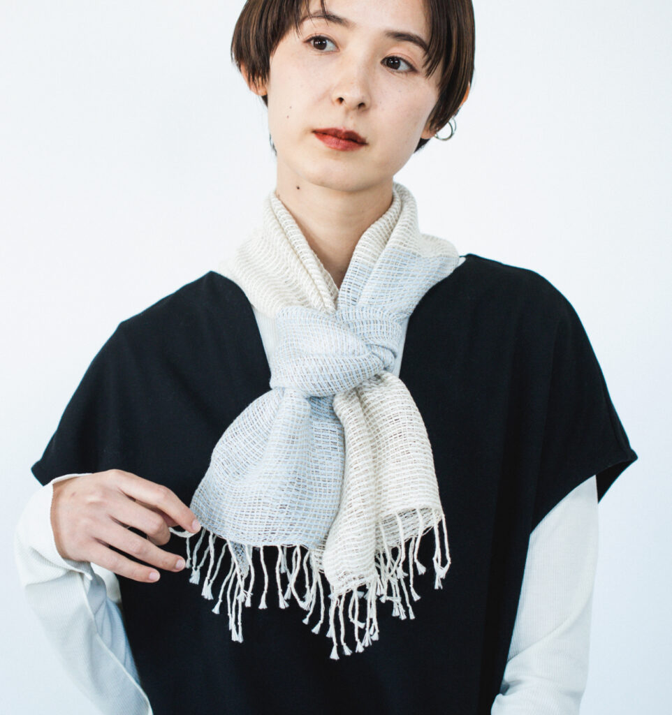 YURAGI リネン&オーガニック ショートマフラー サックス 女性巻いた様子