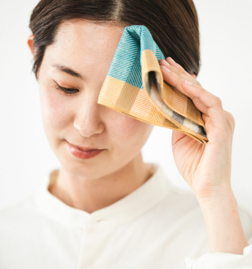 水布人舎 TETE 今治タオルハンカチ 使用画像