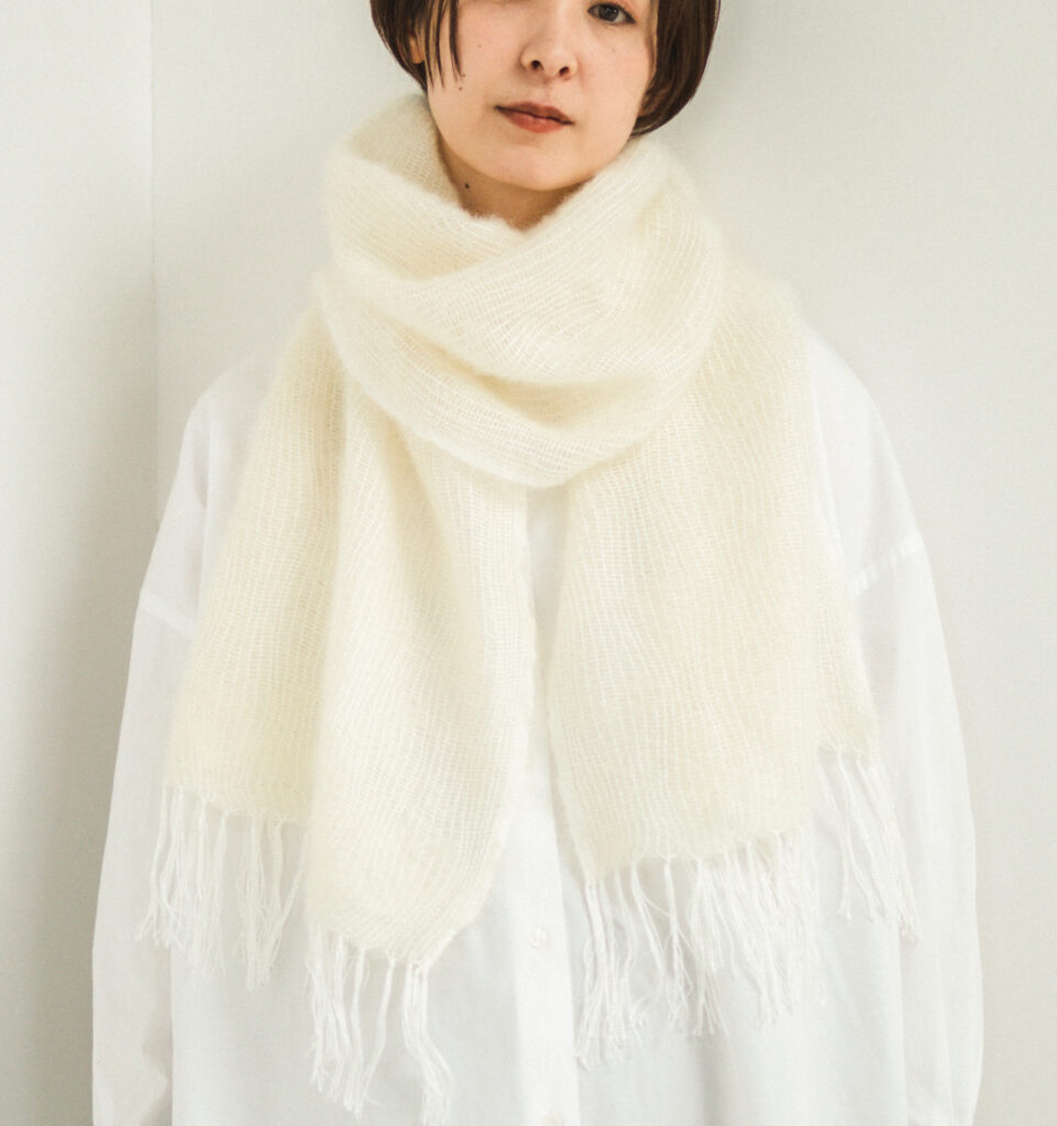 YOROKE モヘヤシルクストール 巻いている様子の画像