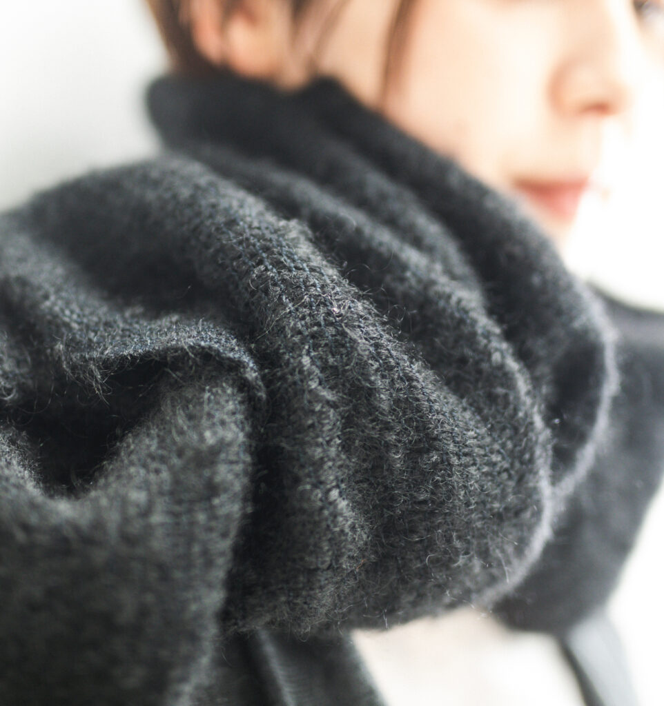 YOROKE モヘヤシルクストール 巻いている様子の画像